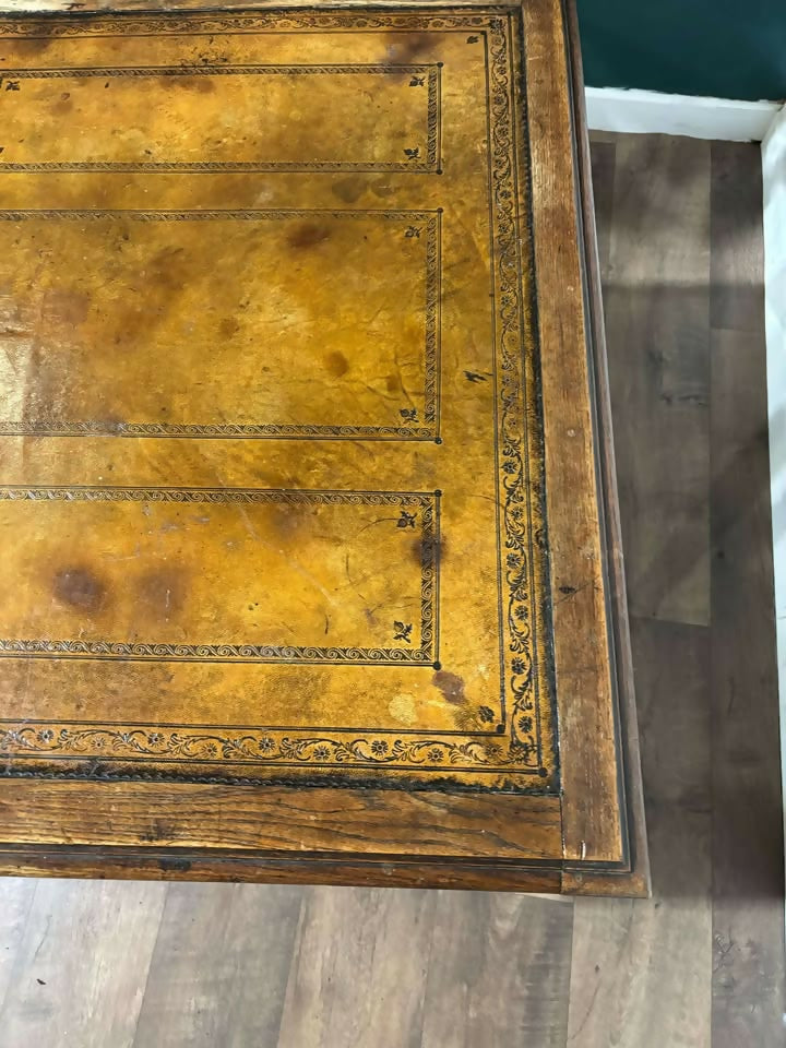 Victorian oak library table featuring mn
