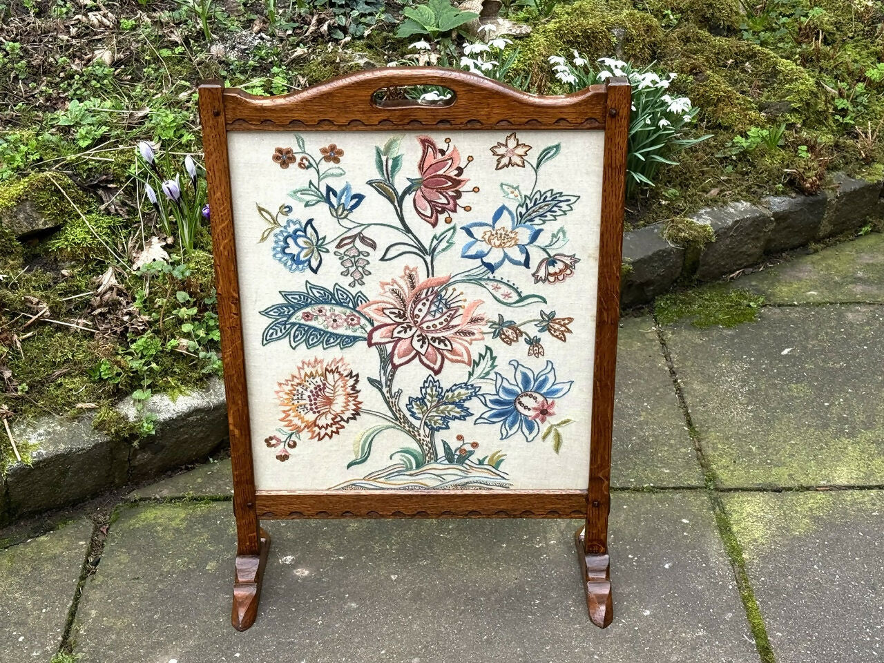 A RUPERT / NIGEL GRIFFITHS MONASTIC CARVED OAK FIRE SCREEN / STAND