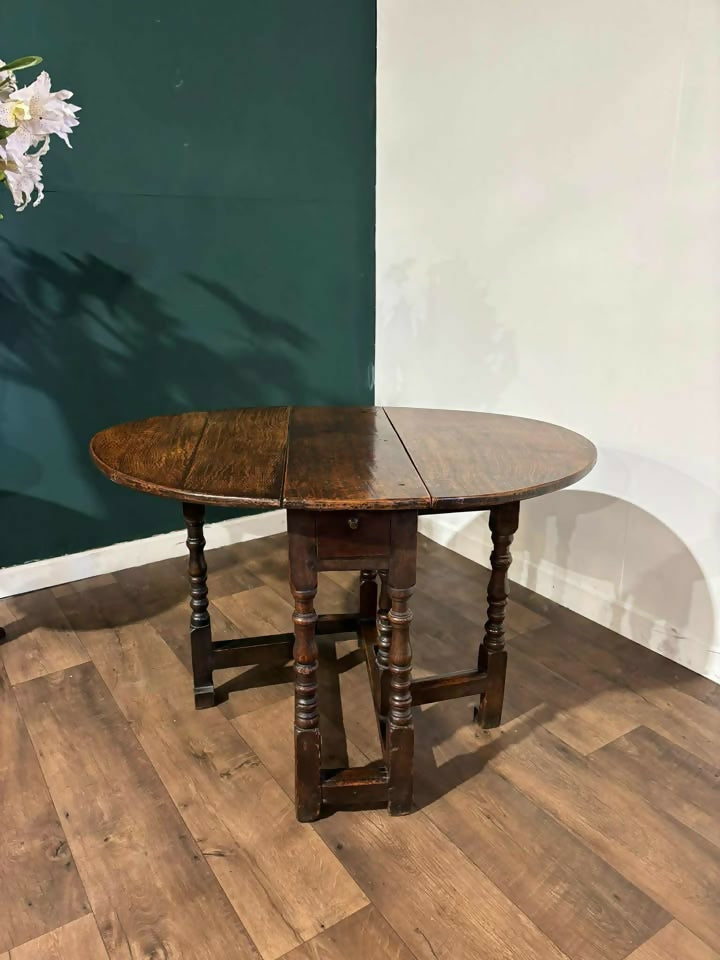 Early Georgian Oak Drop Leaf Gateleg Table