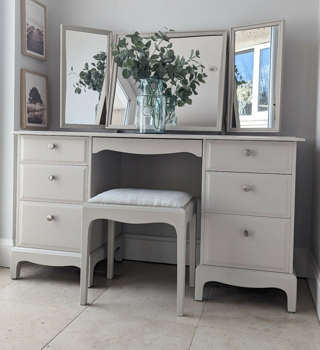 Spray painted Stag Minstrel double pedestal dressing table set, with triple mirror and stool