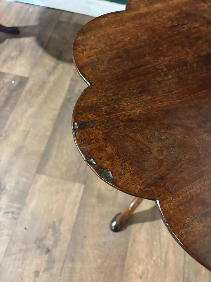 Georgian Mahogany Petal Top Pedestal Tripod Tablecv