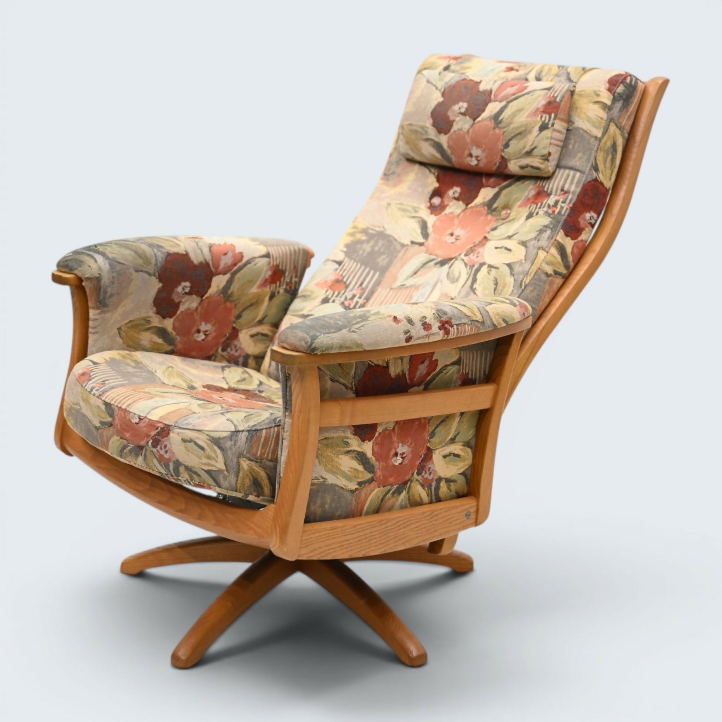Ercol Reclining Armchair Swivels/Recliner Light Finish Frame FREE UK Delivery*