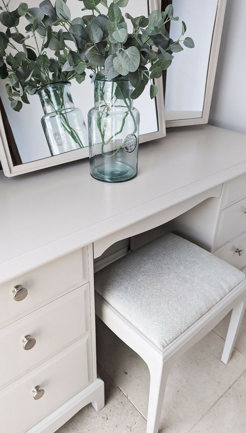Spray painted Stag Minstrel double pedestal dressing table set, with triple mirror and stool