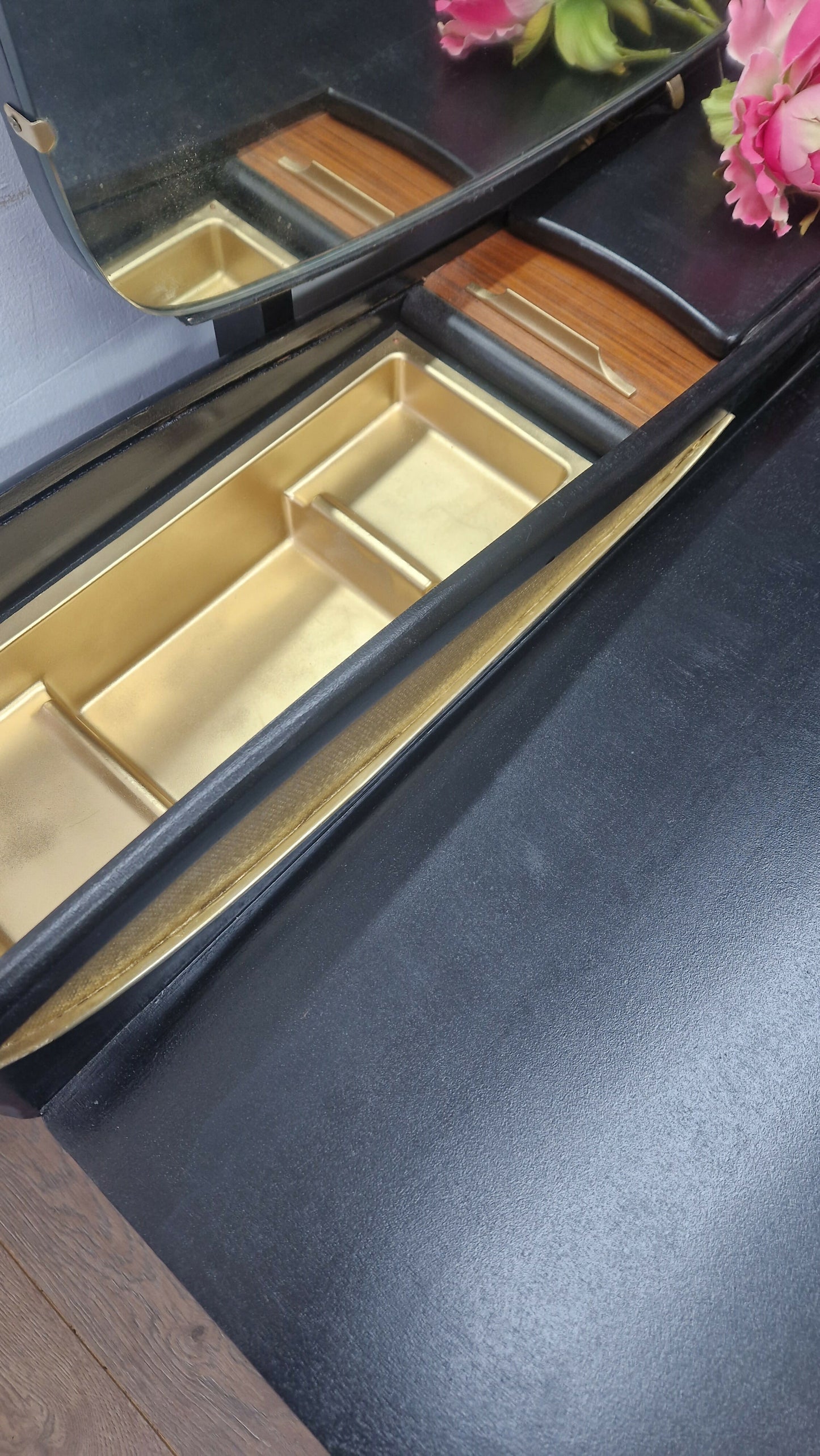 Art deco dressing table in black and gold