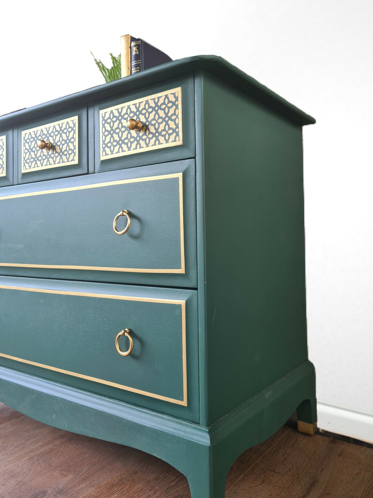 Stag minstrel chest of drawers