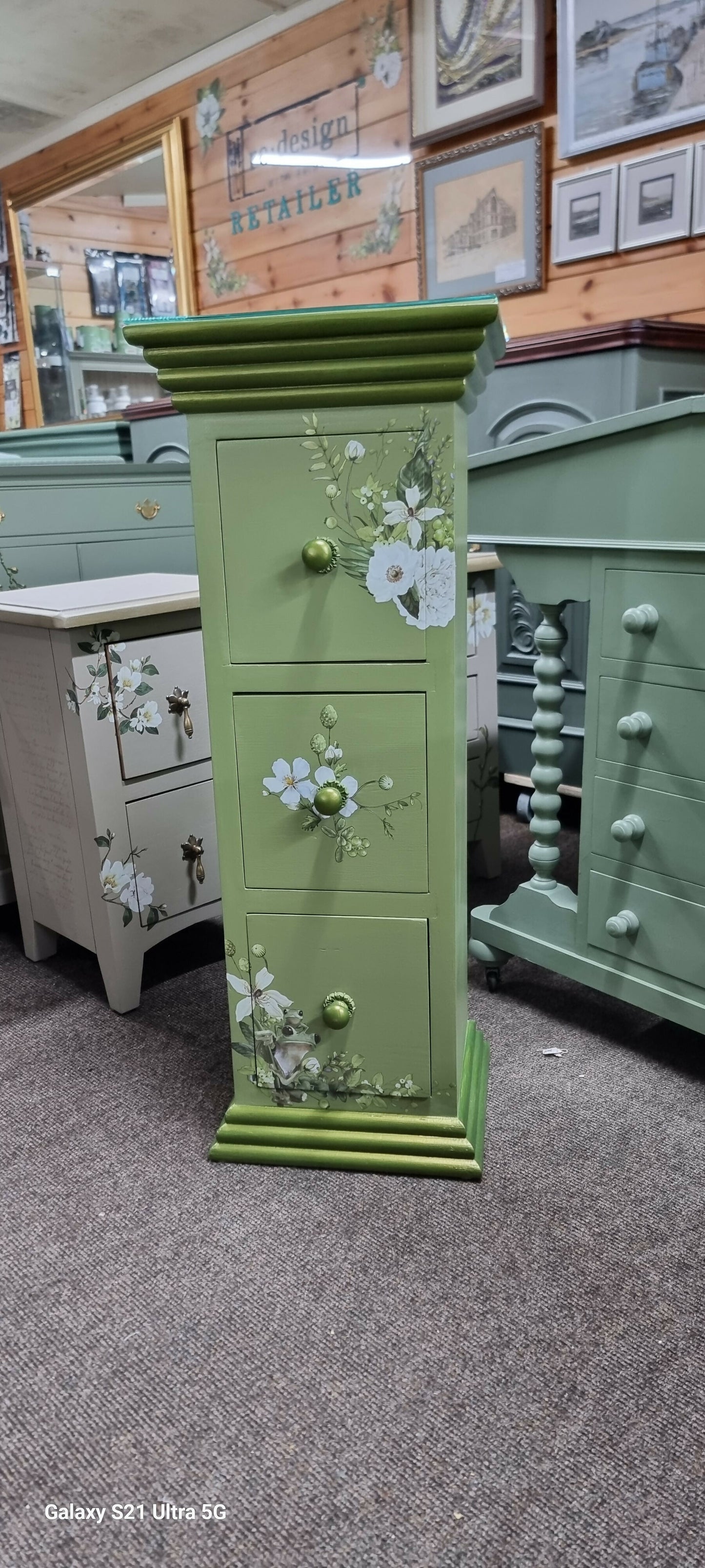 Slim chest of drawers