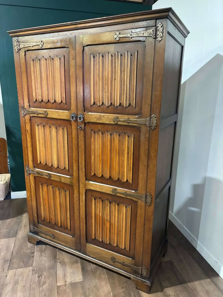 Vintage Oak Priory Double Wardrobe With Linen Fold Designvc