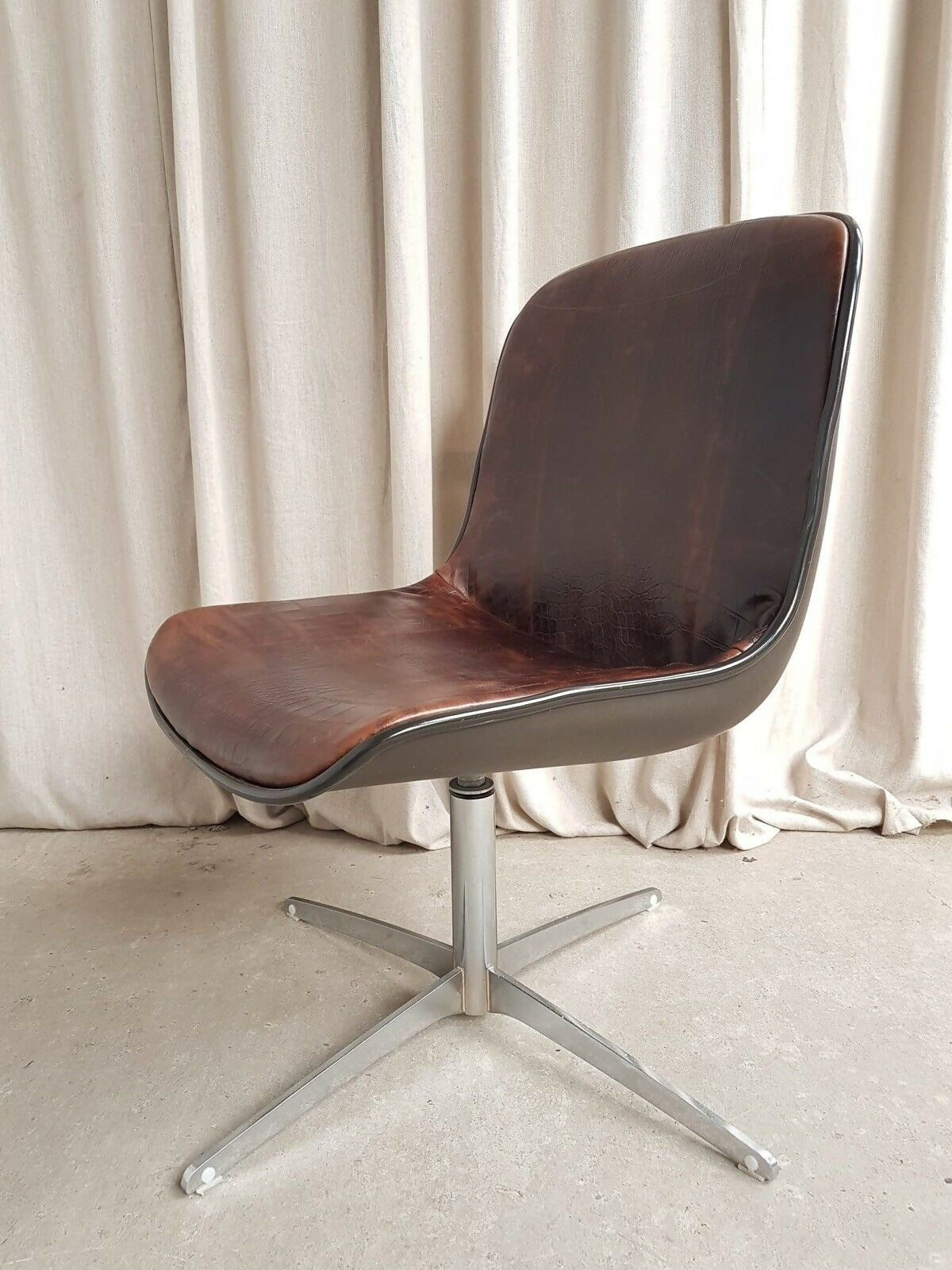 Vintage Mid Century Modernist Chrome Leather Swivel Chair By Charles Pollock #389