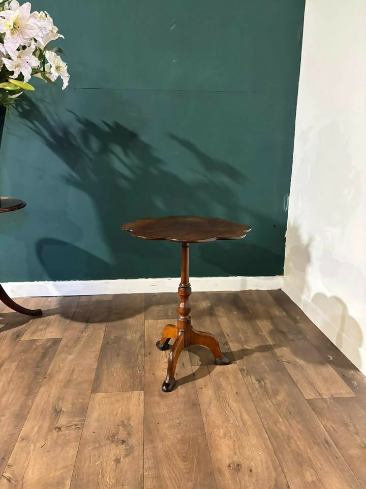 Georgian Mahogany Petal Top Pedestal Tripod Tablec