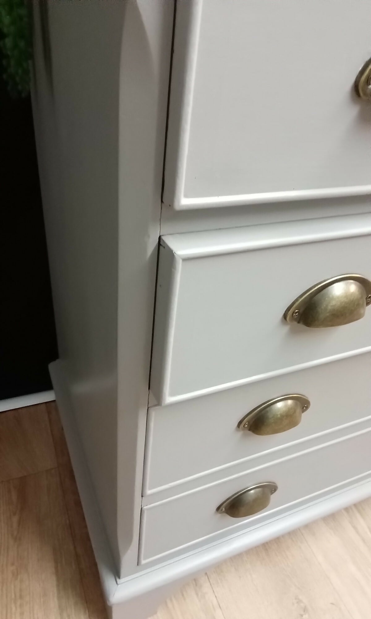 Elegant 5 Drawer chest in a beautiful neutral tone.