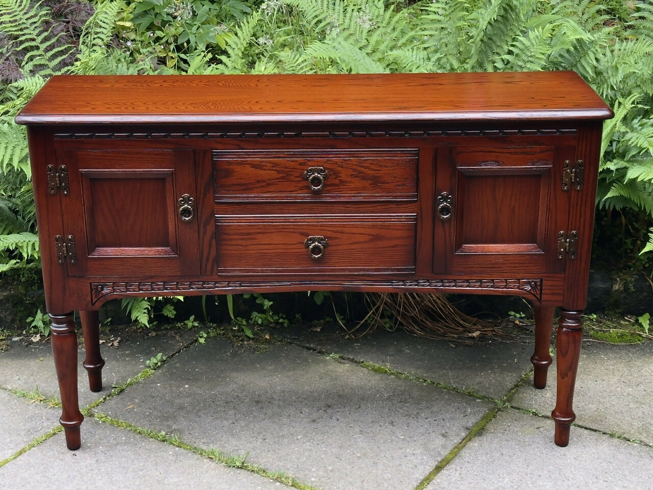 A WOOD BROTHERS OLD CHARM TUDOR BROWN CARVED OAK SIDEBOARD / DRESSER BASE / HALL TABLE
