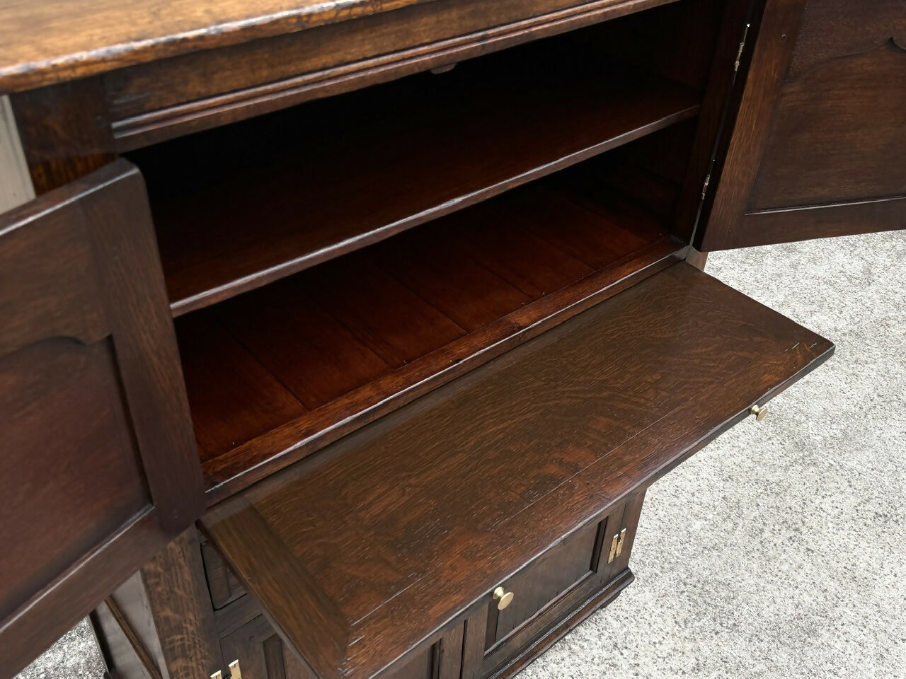 A TITCHMARSH AND GOODWIN SOLID STRESSED OAK WINE CUPBOARD / DRINKS CABINET.