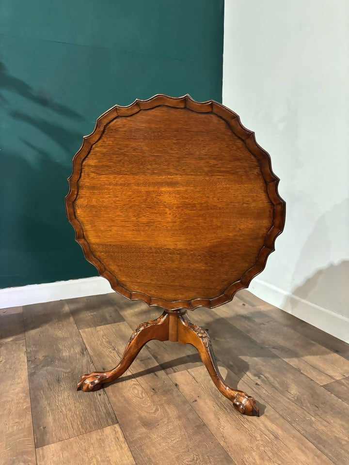 Reproduction Tilt Top Pie Crust Edge Side Table008