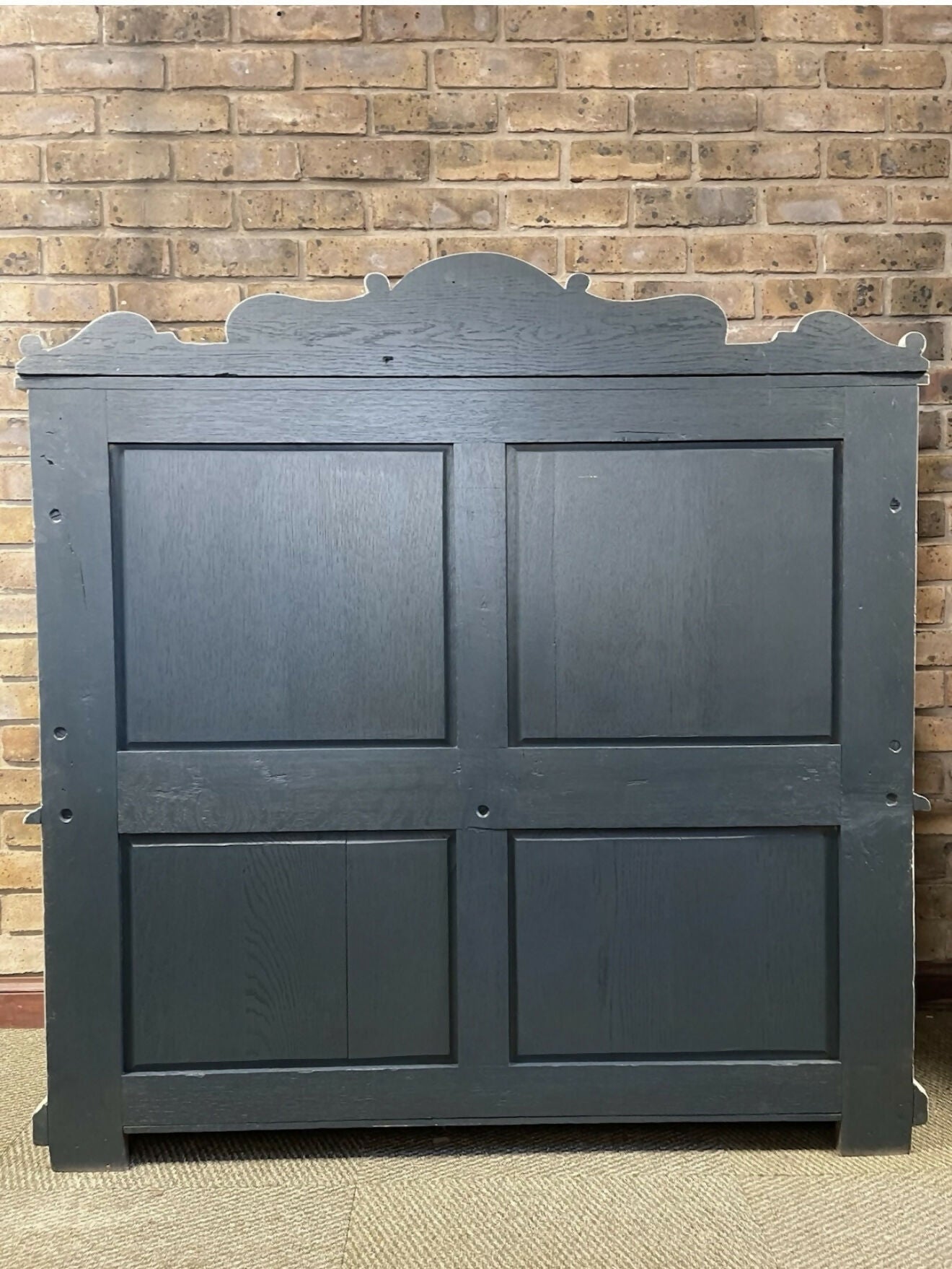 Edwardian antique Settle in solid oak with ornate carvings.