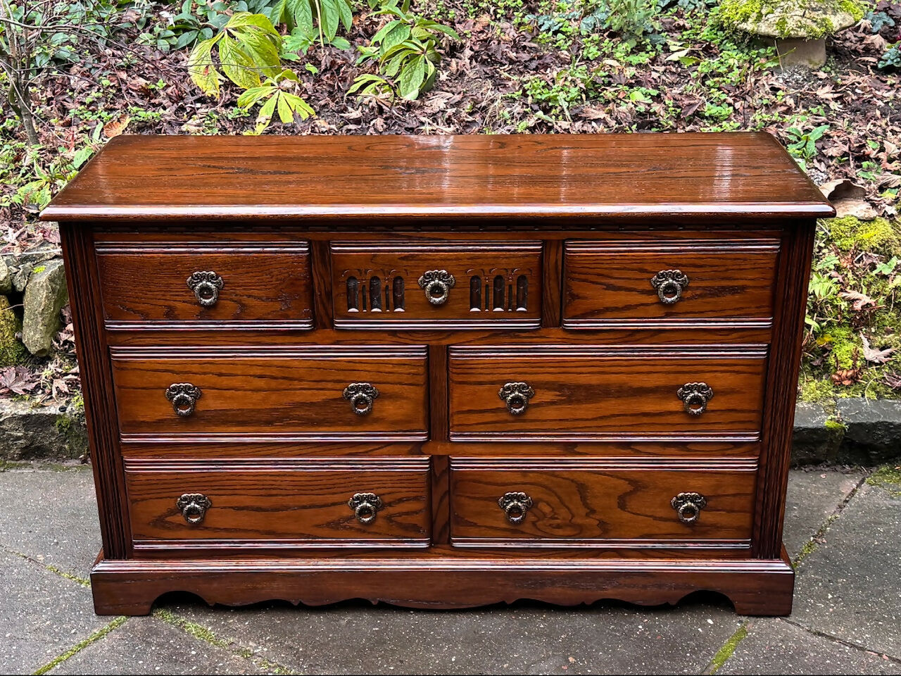 A WOOD BROTHERS OLD CHARM CARVED LIGHT OAK LONG CHEST OF DRAWERS / SIDEBOARD / DRESSER BASE