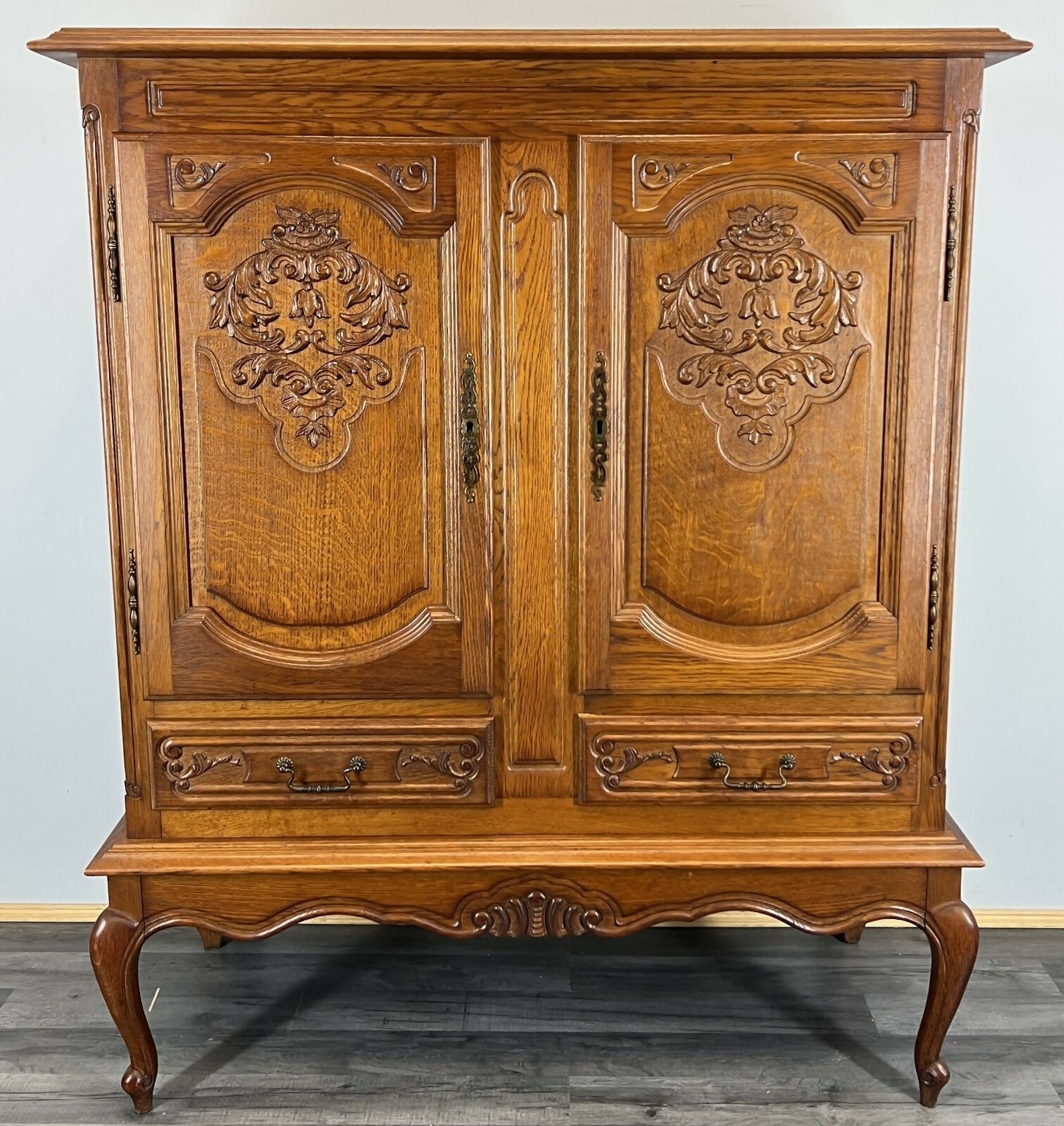 Cabinet Vintage French Louis XIV Oak Sideboard with Carved Cupboard LOT 4471