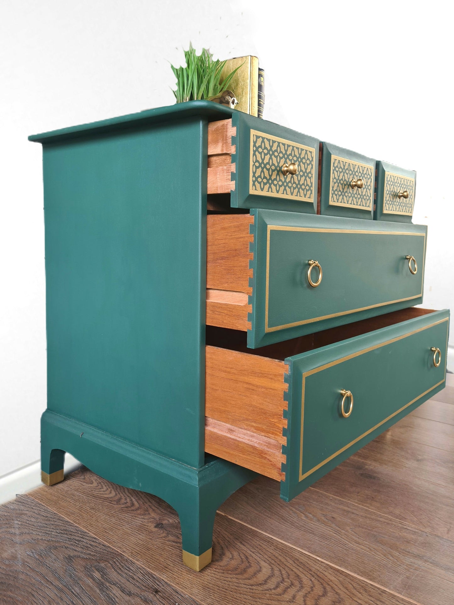 Stag minstrel chest of drawers