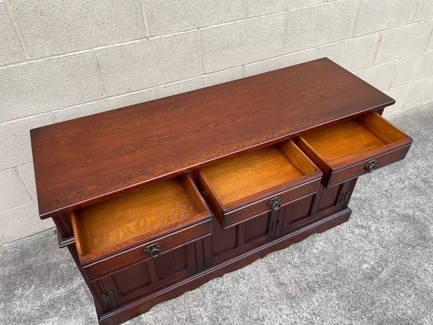 A WOOD BROTHERS OLD CHARM TUDOR BROWN CARVED OAK SIDEBOARD / DRESSER BASE / CUPBOARD / CABINET.