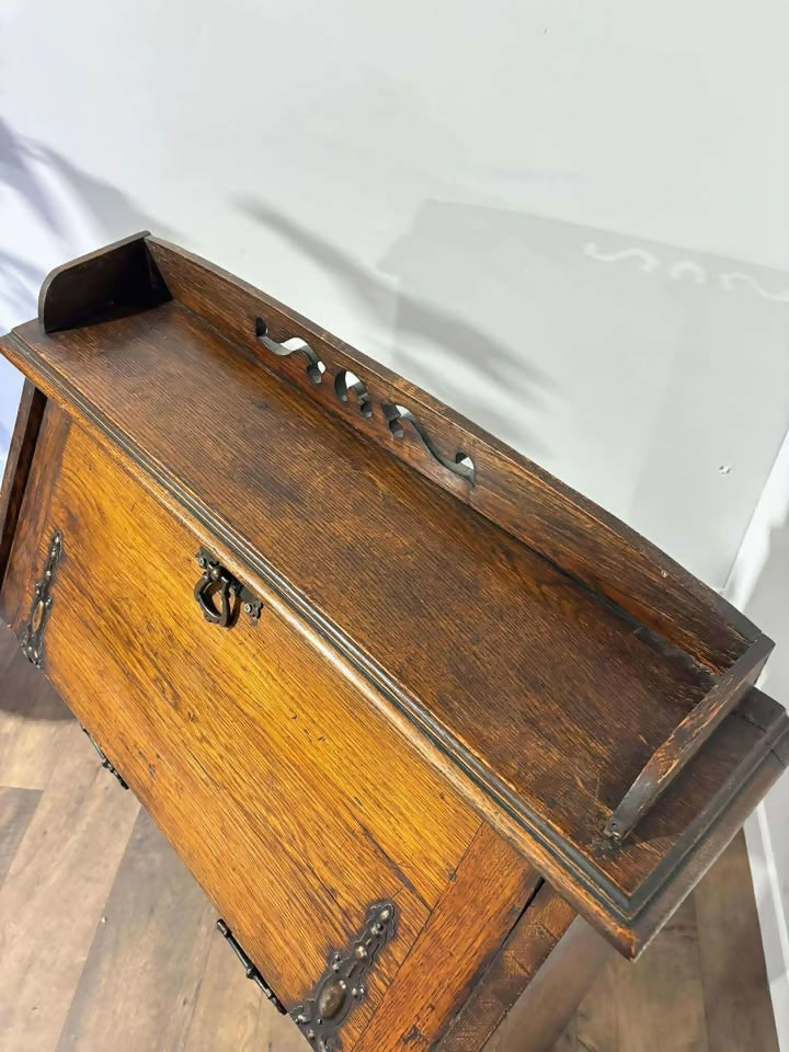 Oak Arts & Crafts Student Bureau