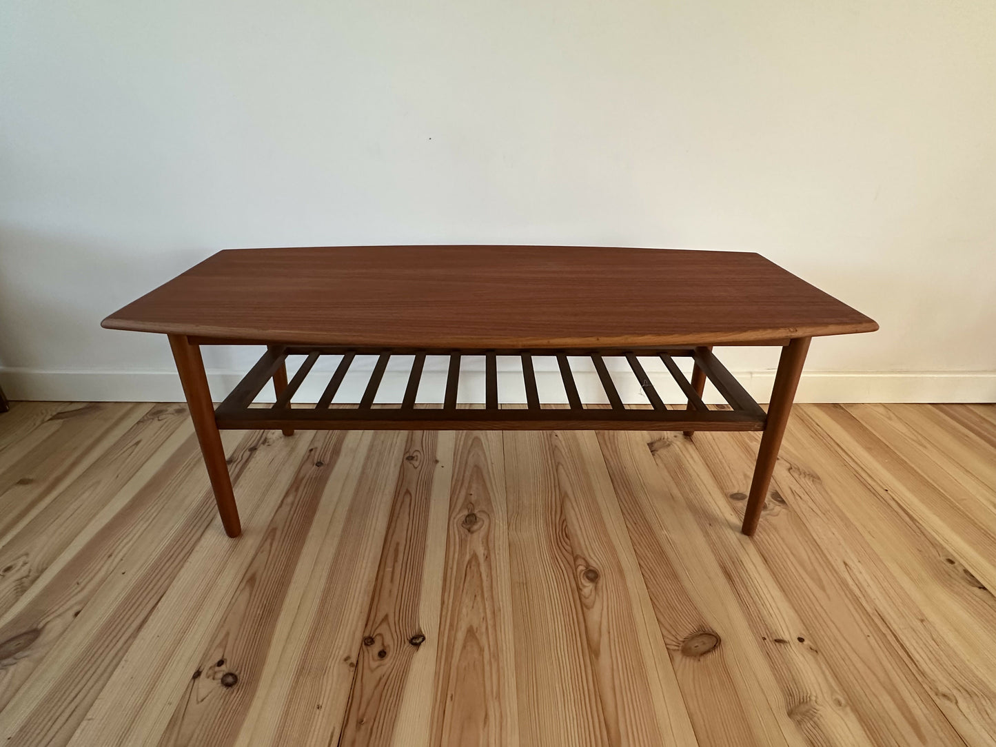 Mid Century Danish Teak Coffee Table Vintage Retro MCM Surfboard Style Coffee Table