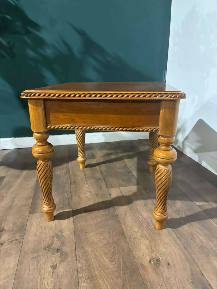 Contemporary Mahogany Lamp Tableas