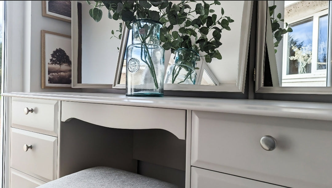 Spray painted Stag Minstrel double pedestal dressing table set, with triple mirror and stool