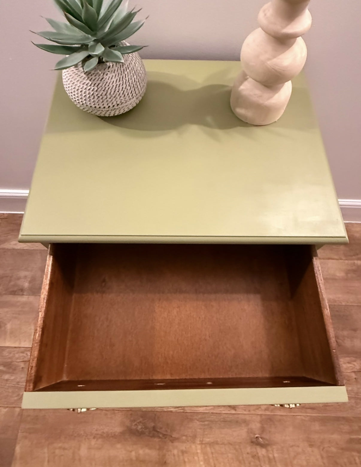 Bedside cabinets / Lamp table