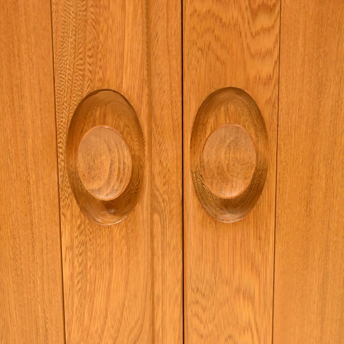 Small Ercol Windsor Sideboard Display Cabinet Top Light Finish FREE UK Delivery*. SBR10891/0209E