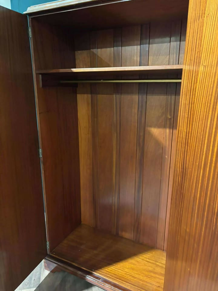Vintage Mahogany Triple Door Wardrobezx