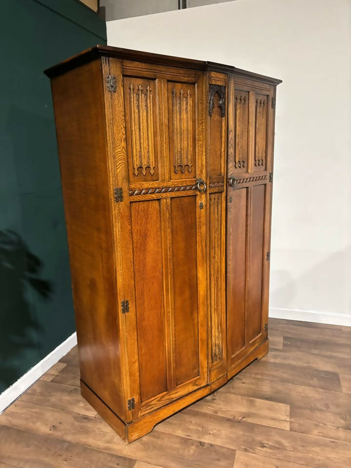 Vintage Jacobean Style Carved Medium Oak ladies Wardrobe00