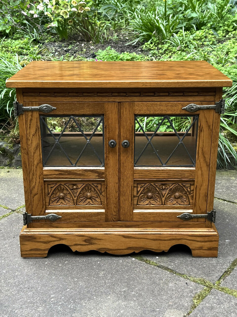 A WOOD BROTHERS OLD CHARM VINTAGE CARVED OAK TV MEDIA CABINET / STAND