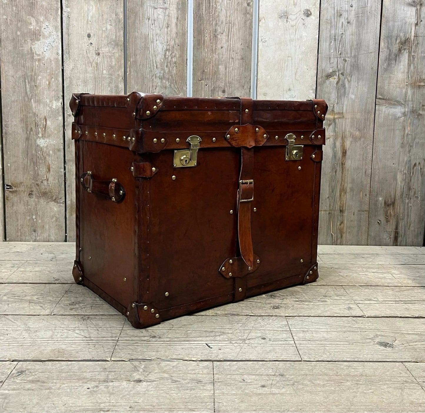 Antique Leather Luxury Campaign Style End Table Trunk Drawing Room Home Decor Furnishings