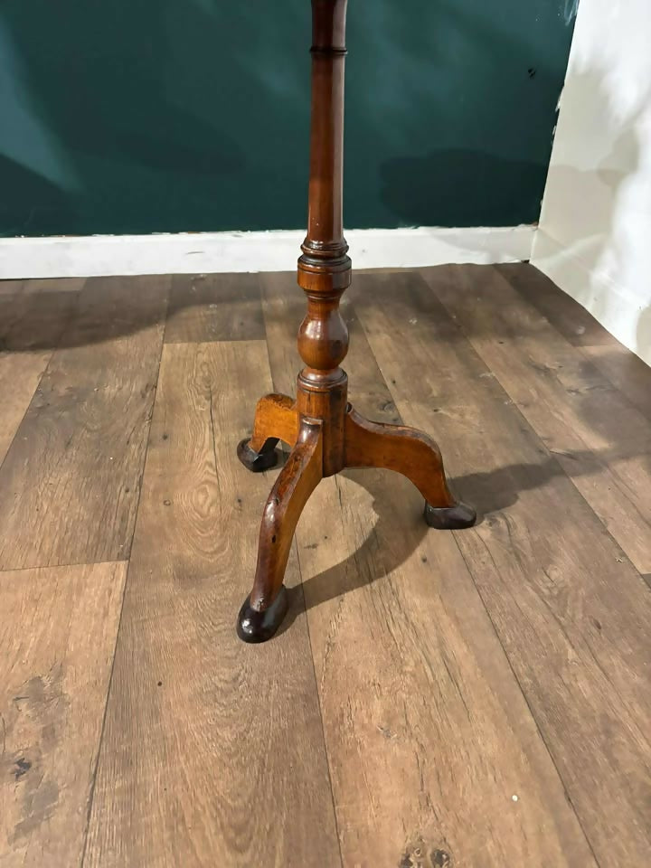 Georgian Mahogany Petal Top Pedestal Tripod Tablev