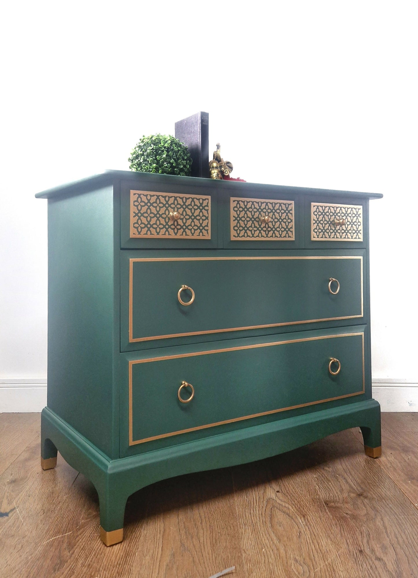 Stag minstrel chest of drawers