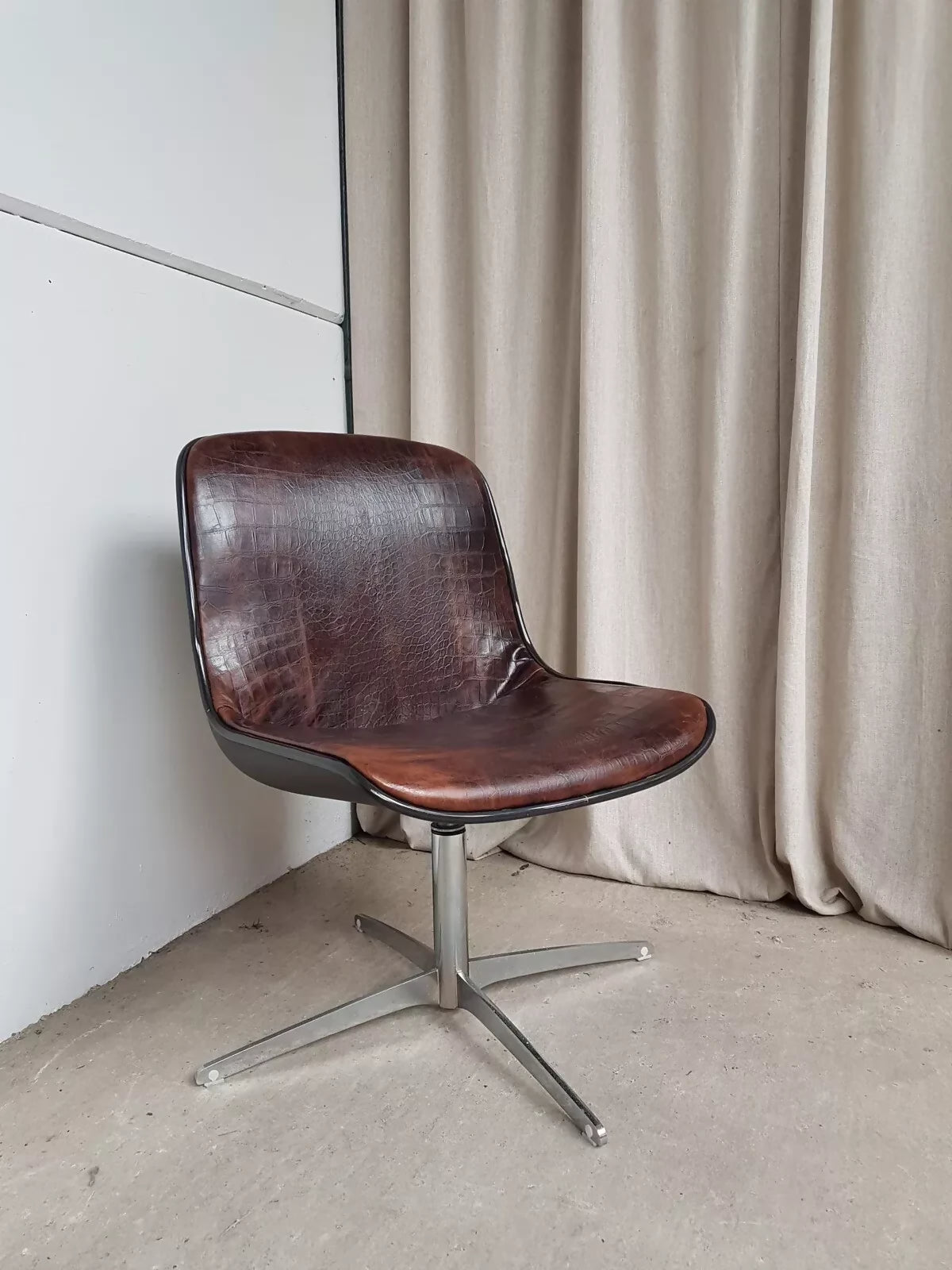 Vintage Mid Century Modernist Chrome Leather Swivel Chair By Charles Pollock #389