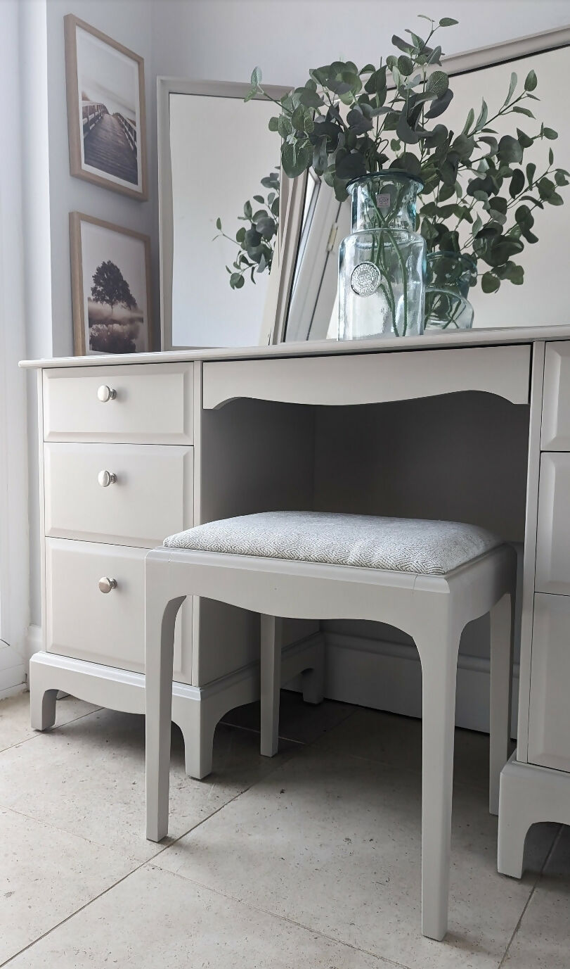Spray painted Stag Minstrel double pedestal dressing table set, with triple mirror and stool