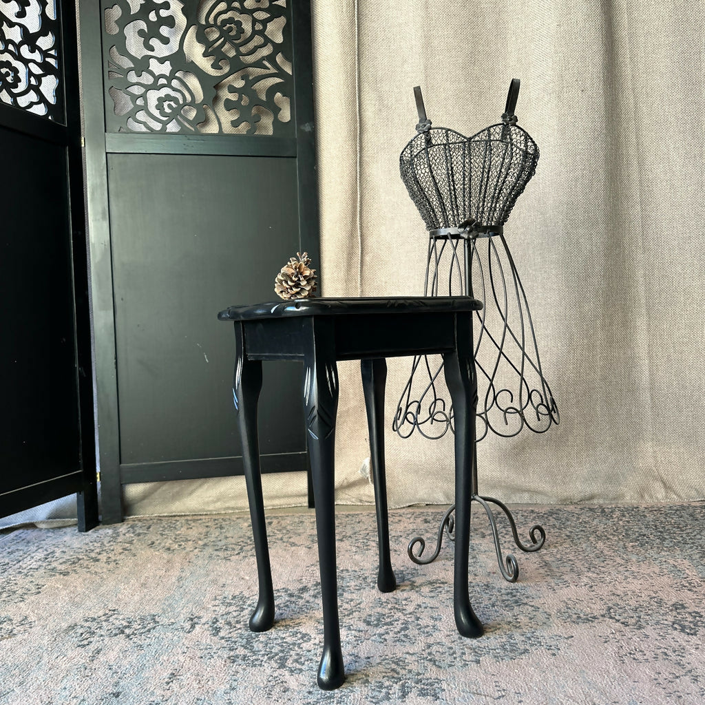 Resin Table Vintage Wine Table with The Modern Twist