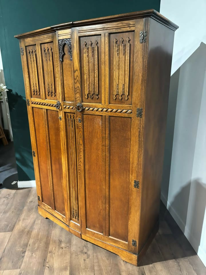 Vintage Jacobean Style Carved Medium Oak ladies Wardrobe8