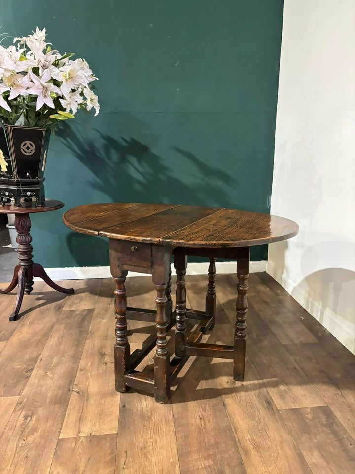 Early Georgian Oak Drop Leaf Gateleg Tablemn