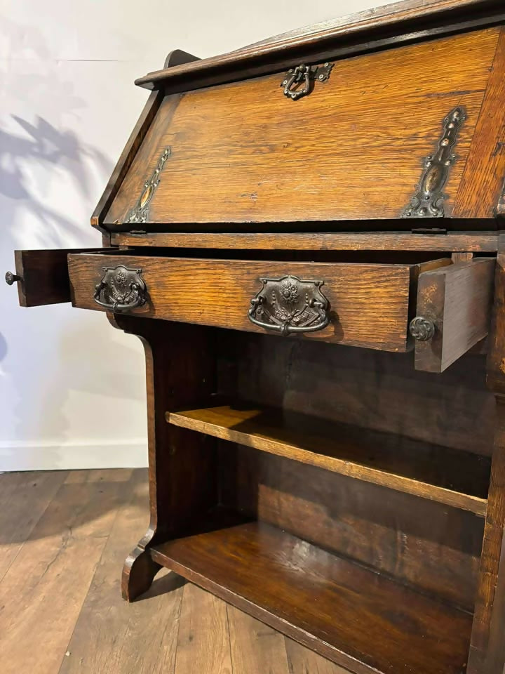 Oak Arts & Crafts Student Bureau