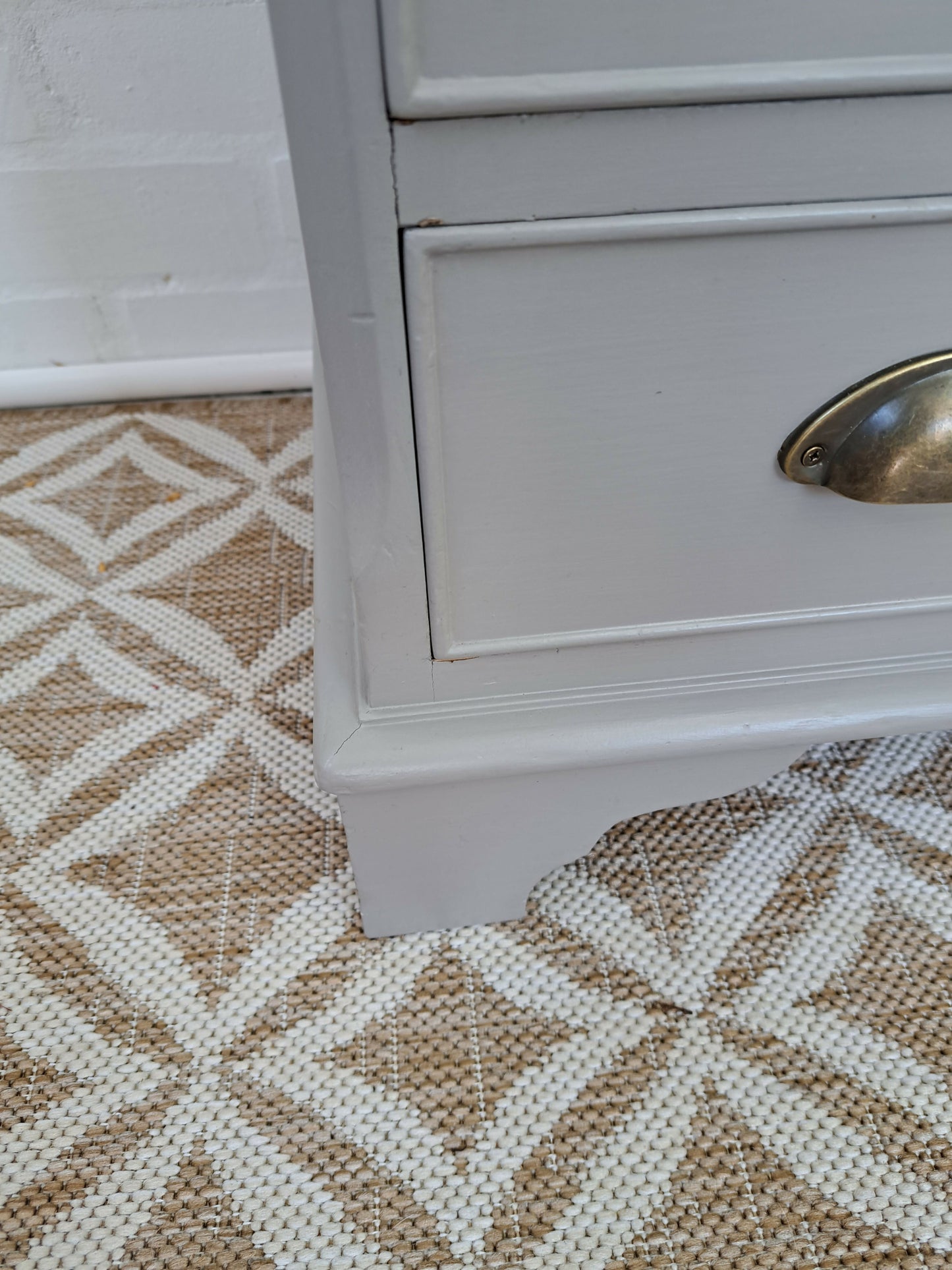 Elegant 5 Drawer chest in a beautiful neutral tone.