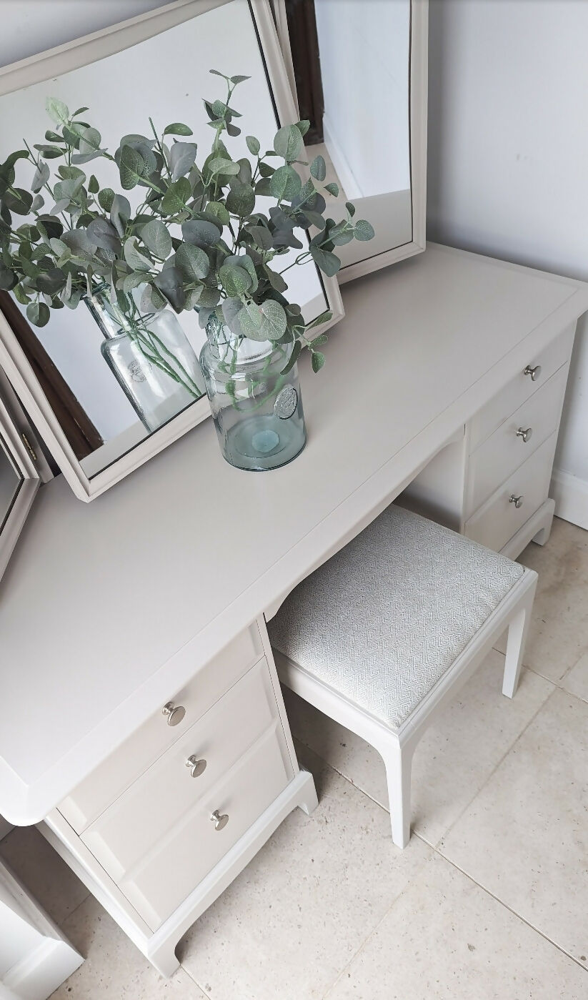 Spray painted Stag Minstrel double pedestal dressing table set, with triple mirror and stool