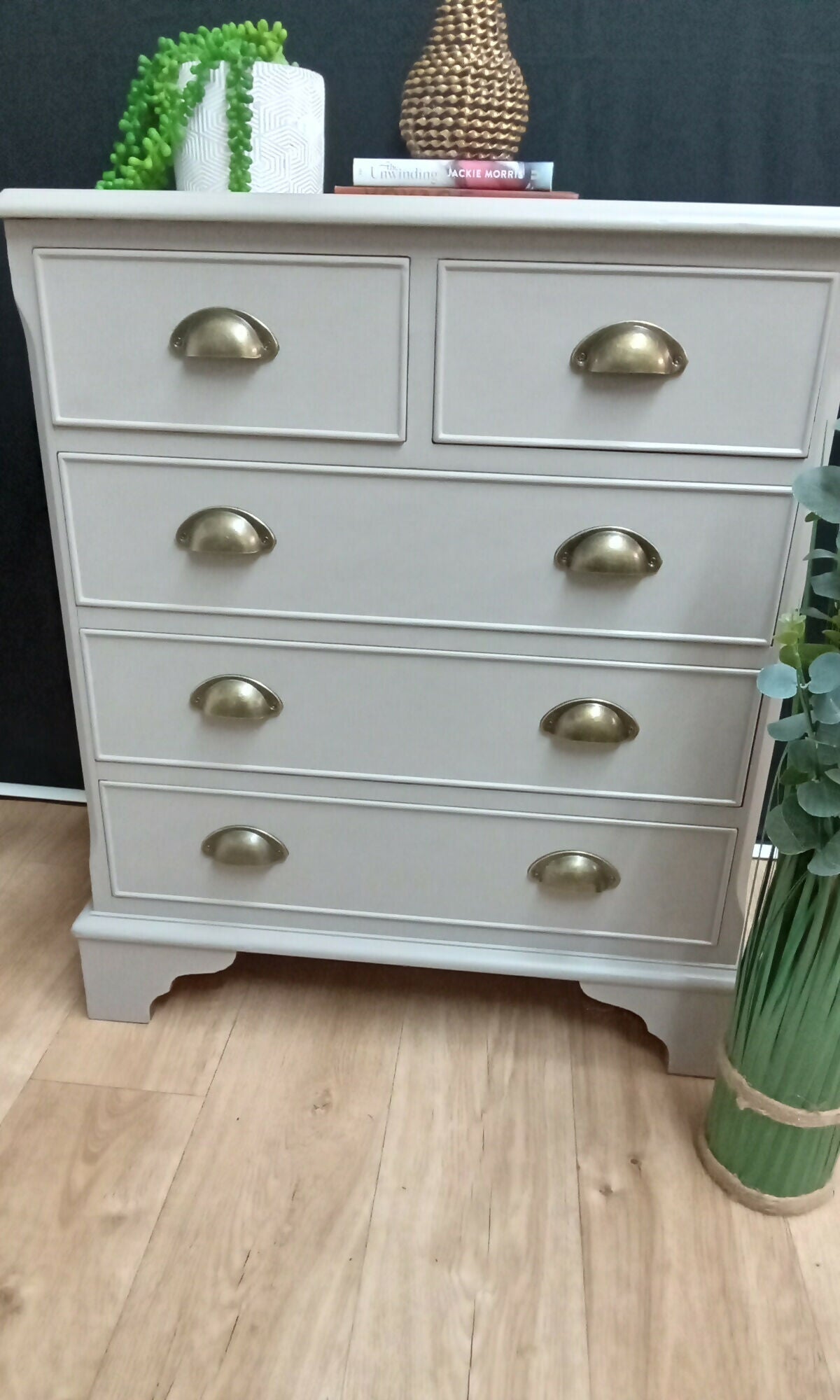 Elegant 5 Drawer chest in a beautiful neutral tone.