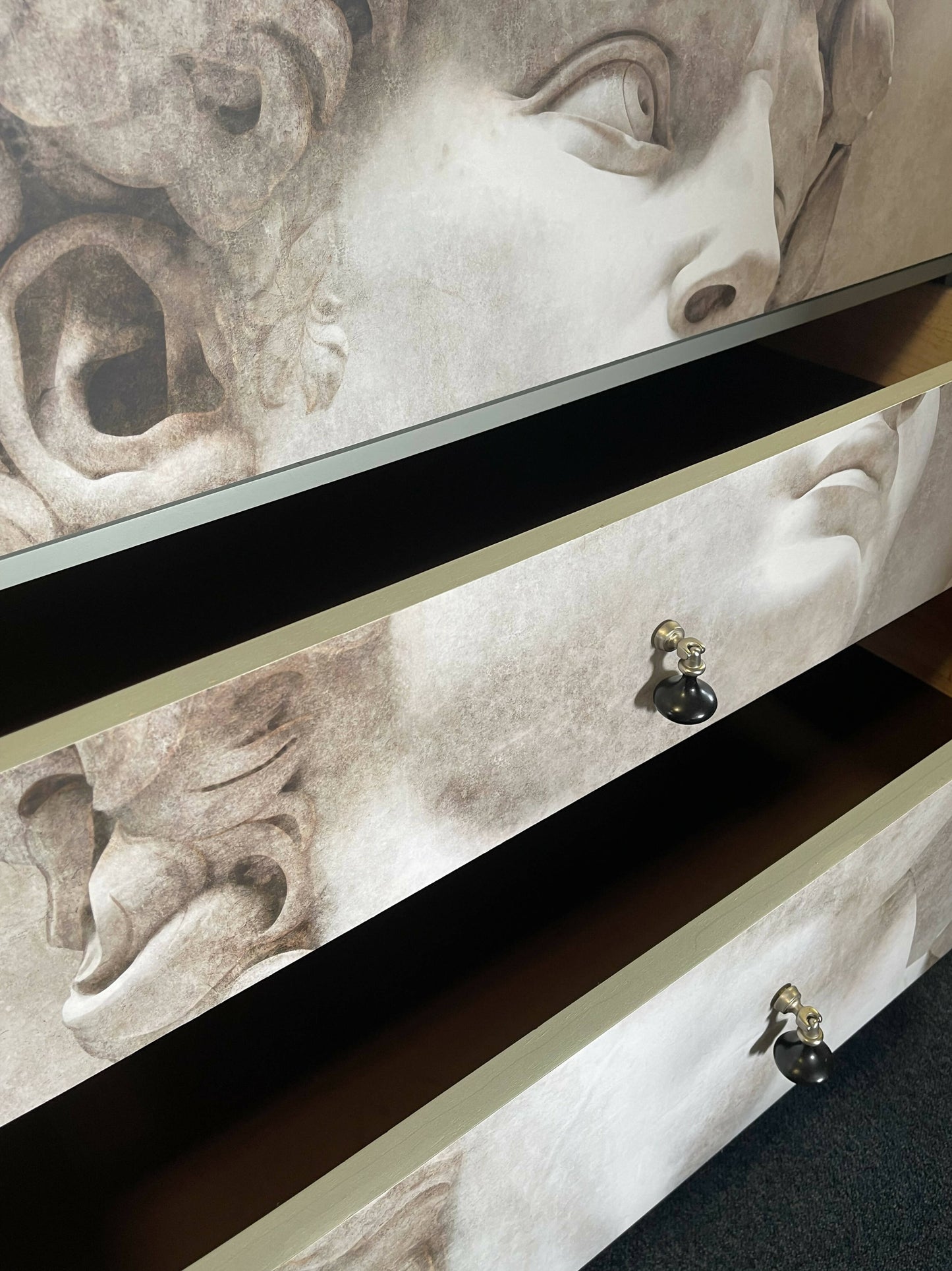 Secrétaire desk, Writing desk depicting Michelangelo’s David