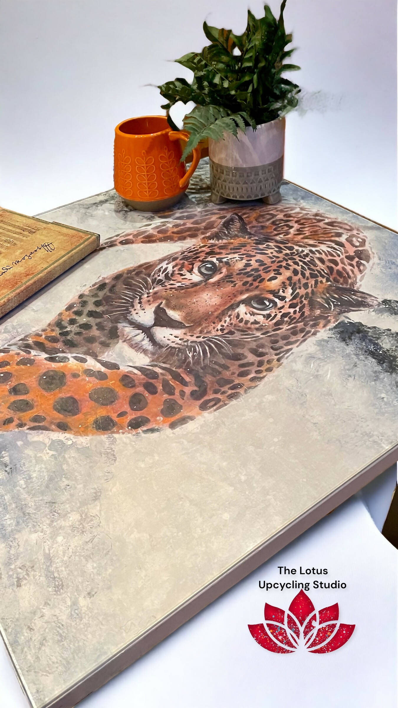 Majestic Glass Topped Snow Leopard Table