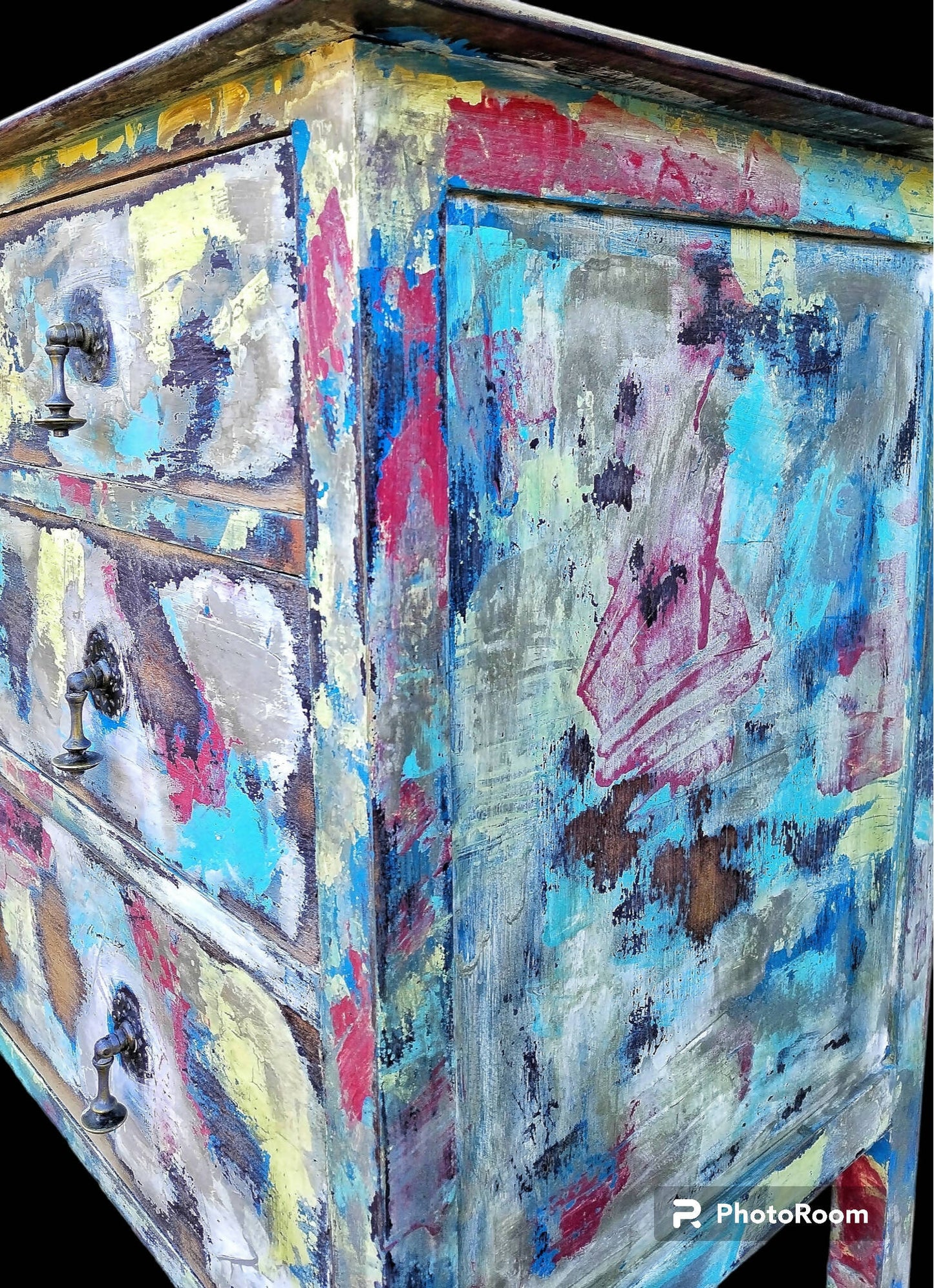 Chippy painted chest of drawers