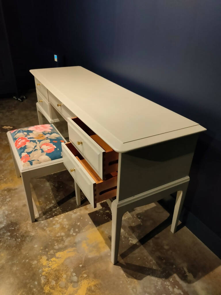 Stag Minstrel 5 Drawer Dressing Table