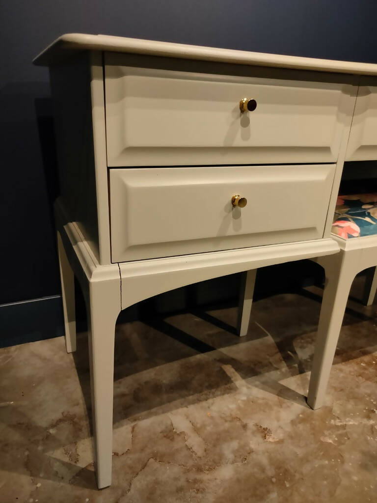 Stag Minstrel 5 Drawer Dressing Table