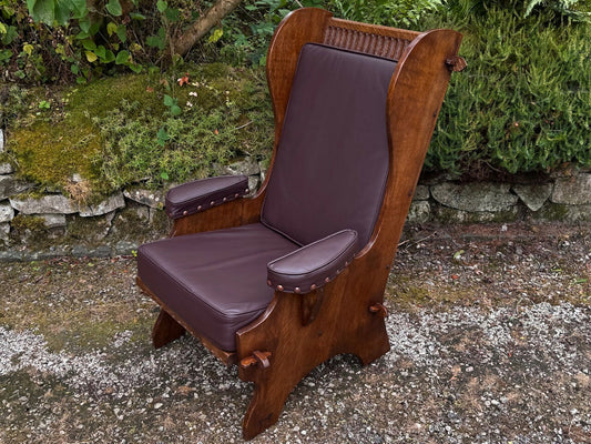 A NIGEL RUPERT GRIFFITHS MONASTIC CARVED OAK LEATHER FIRESIDE CHAIR / ARMCHAIR