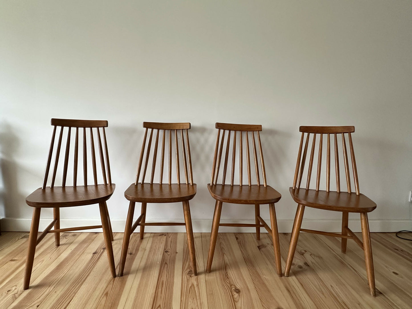 Vintage Set of 4 Mid Century Ercol Style Dining Chairs Stick Back Beech Chairs